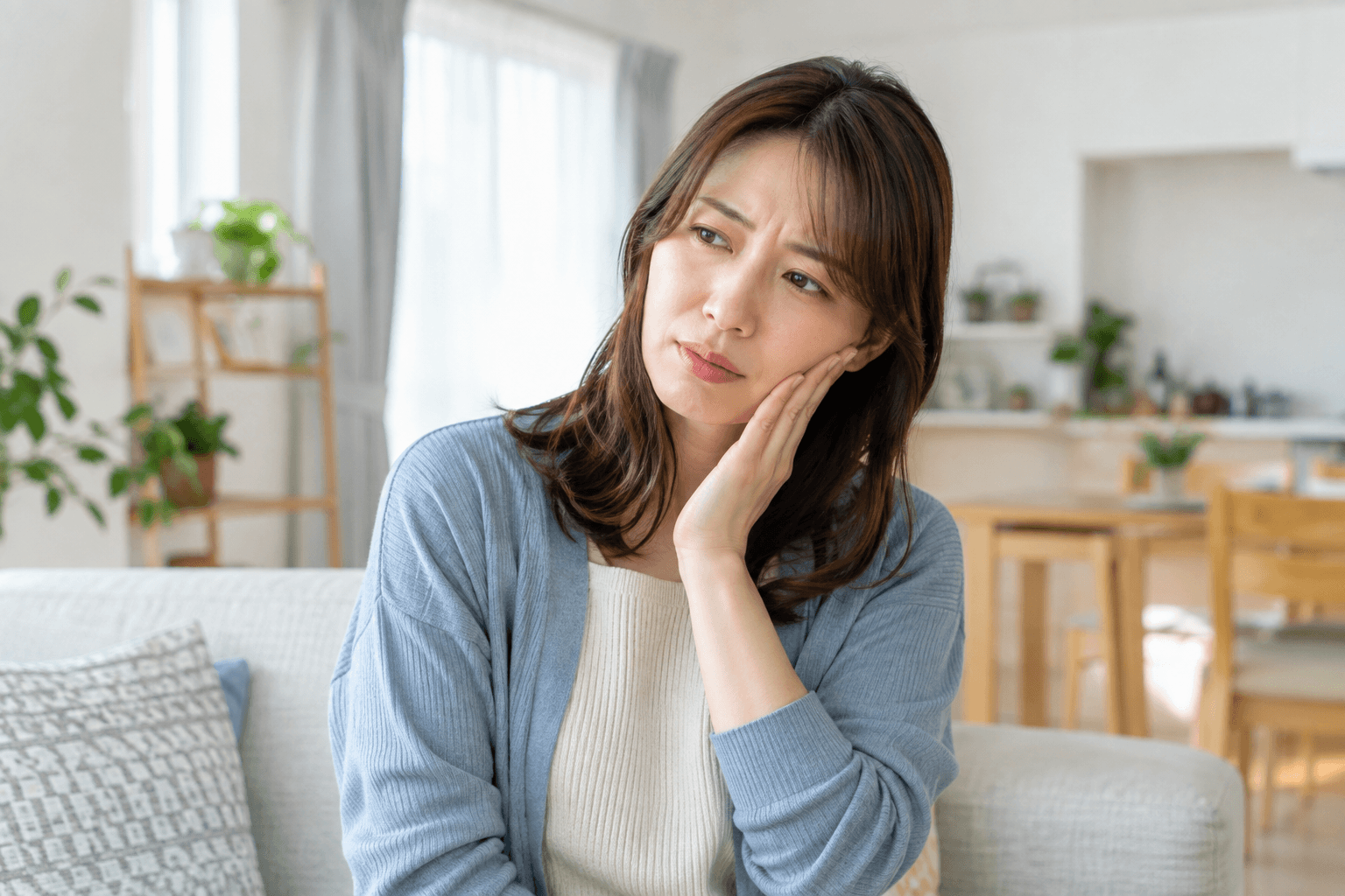 根管治療後の正常な痛みと注意すべき痛みを確認するイメージ
