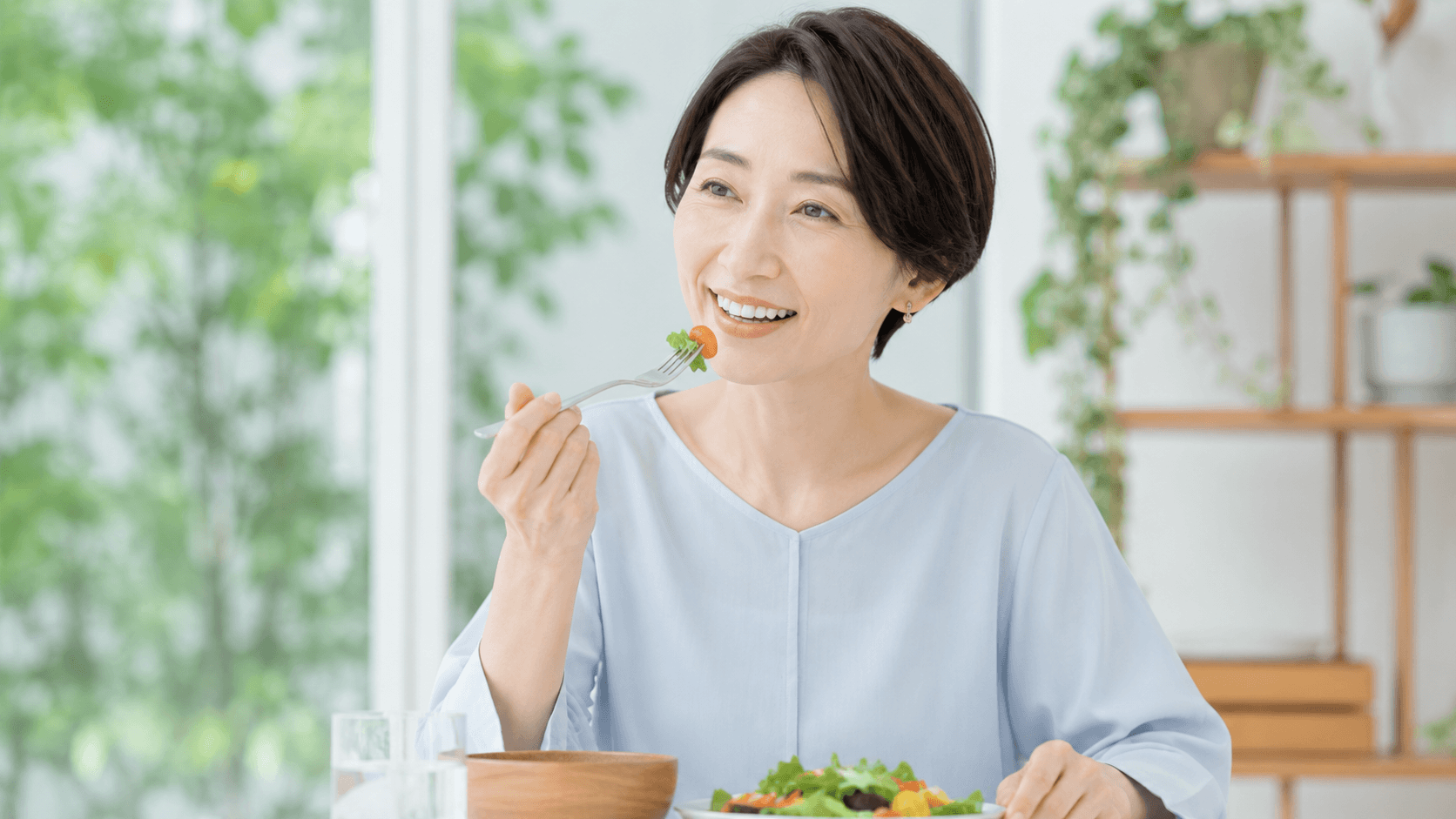 インプラントで食事を楽しむ女性